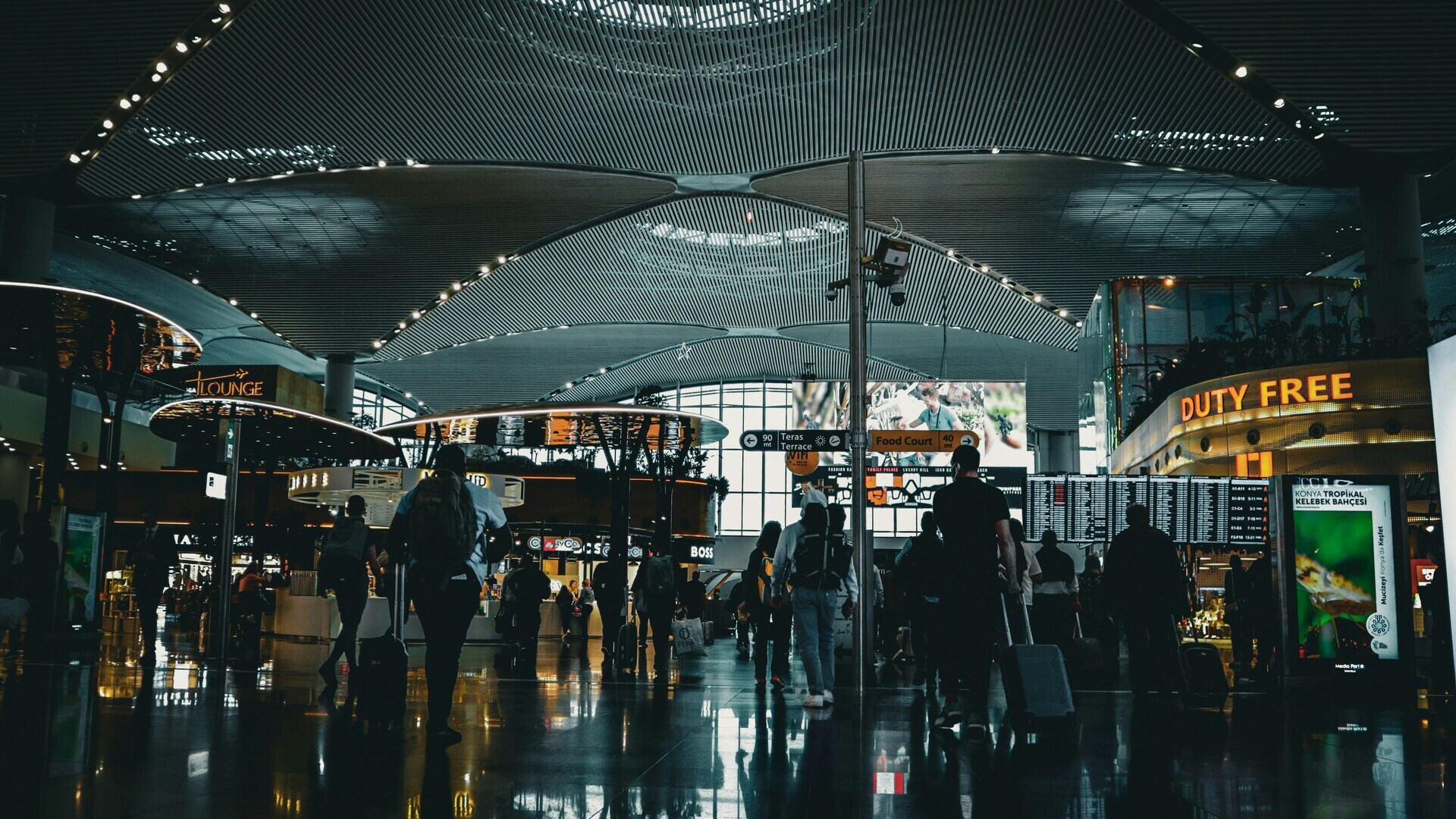 Interior del aeropuerto de Estambul con viajeros y zona duty free, Turquía