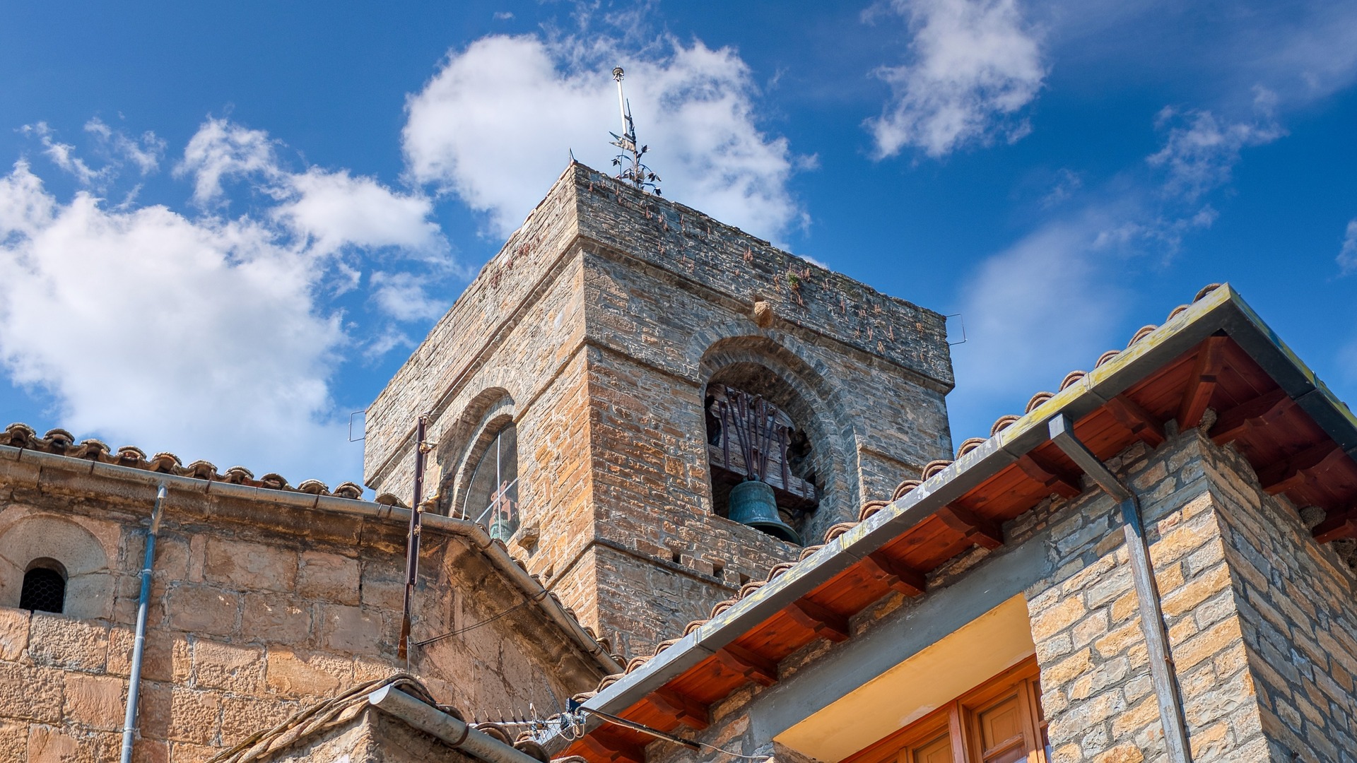 Primer plano de la torre de la iglesia en Aínsa, Huesca