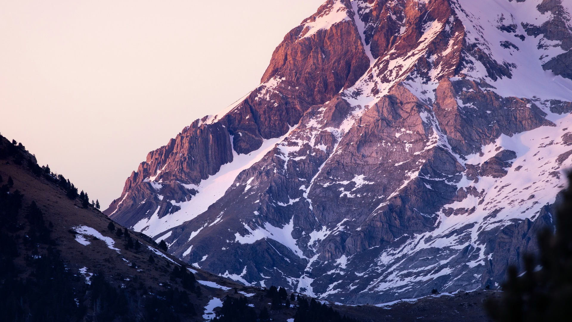 Primer plano de una montaña nevada al amanecer en Aínsa, Huesca.