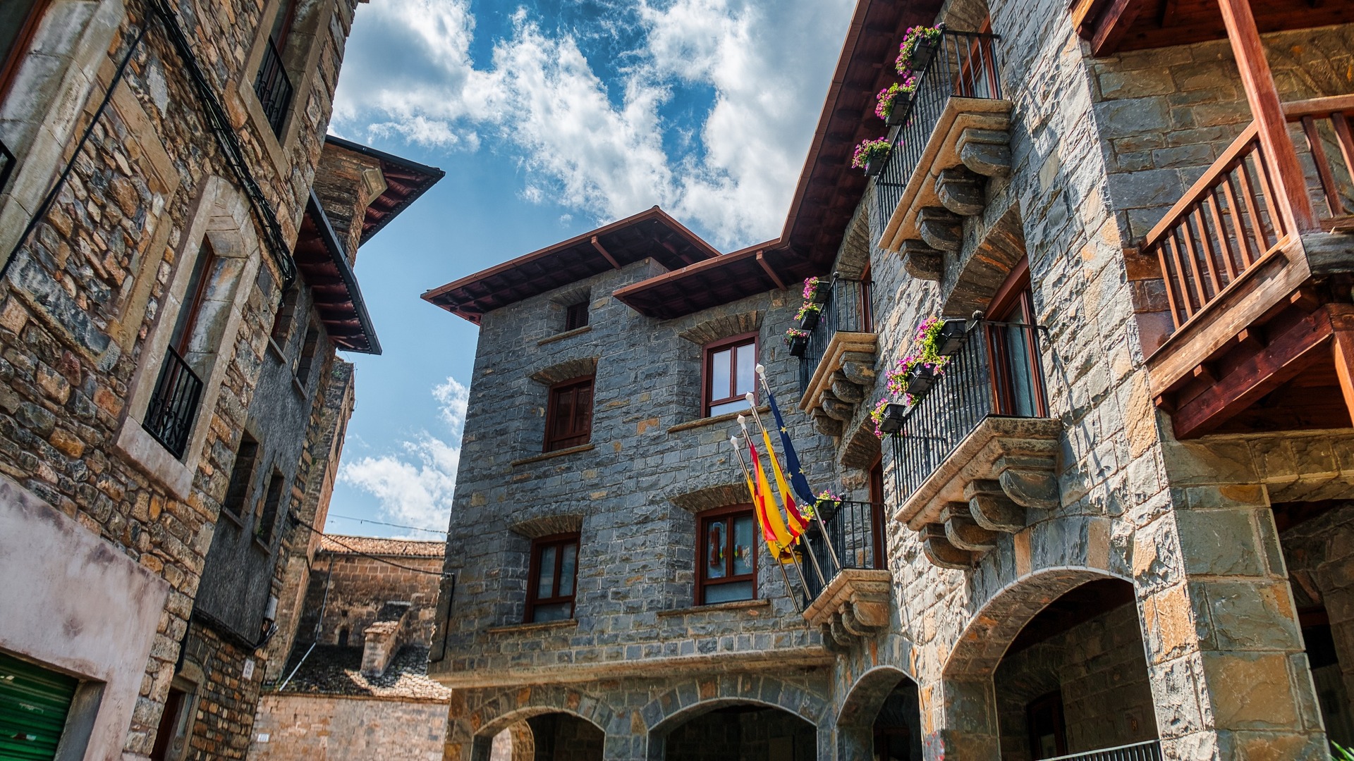 Arquitectura tradicional de piedra con balcones en la plaza de Aínsa, Huesca.