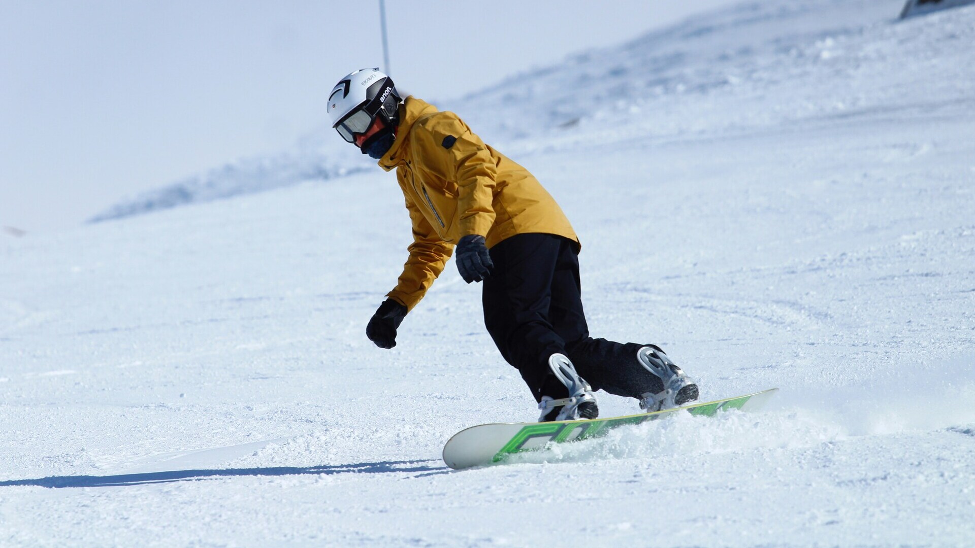Niño haciendo snowboard en Fuentes de Invierno, Asturias