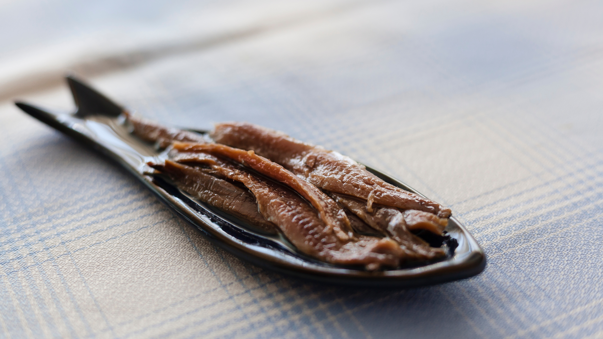 Anchoas artesanales de Santoña, Cantabria, servidas en bandeja.