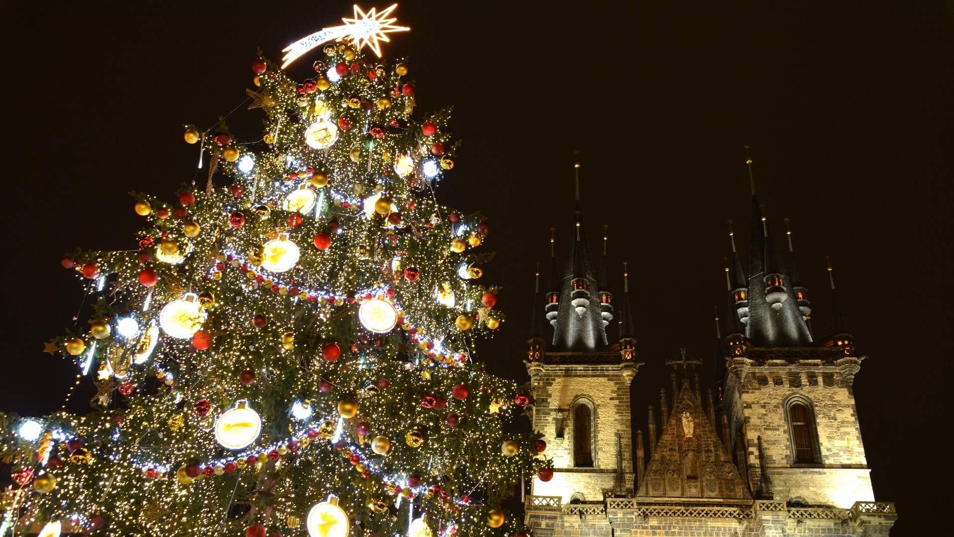 Árbol de Navidad iluminado junto a la iglesia de Týn en Praga
