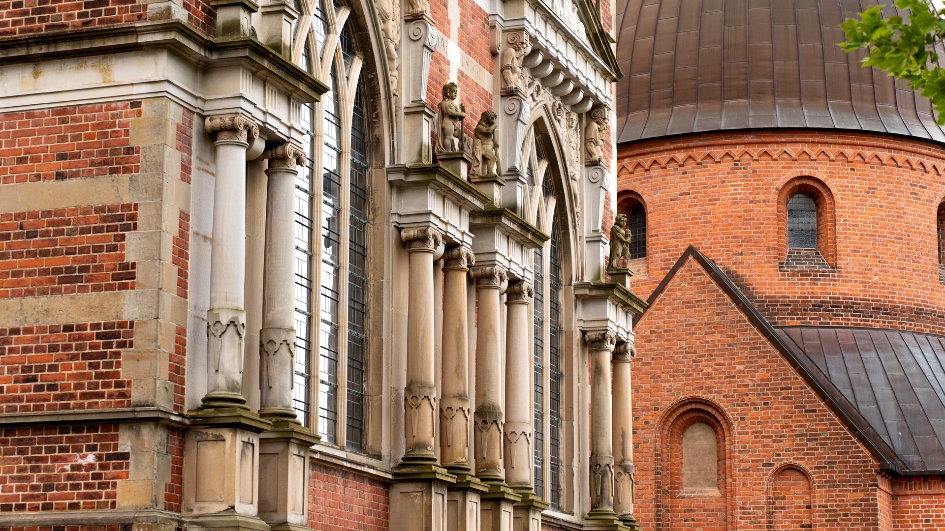 Detalle de la arquitectura gótica de la Catedral de Roskilde, Dinamarca