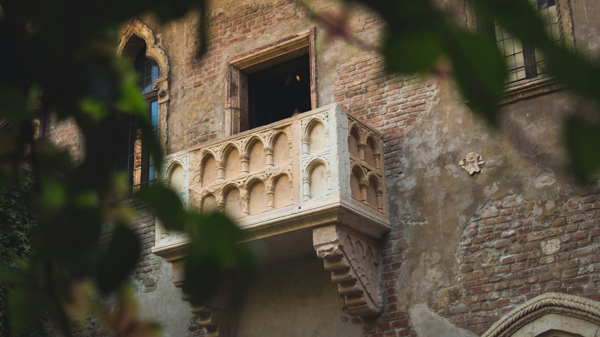Balcón de Julieta en Verona durante excursión desde Venecia