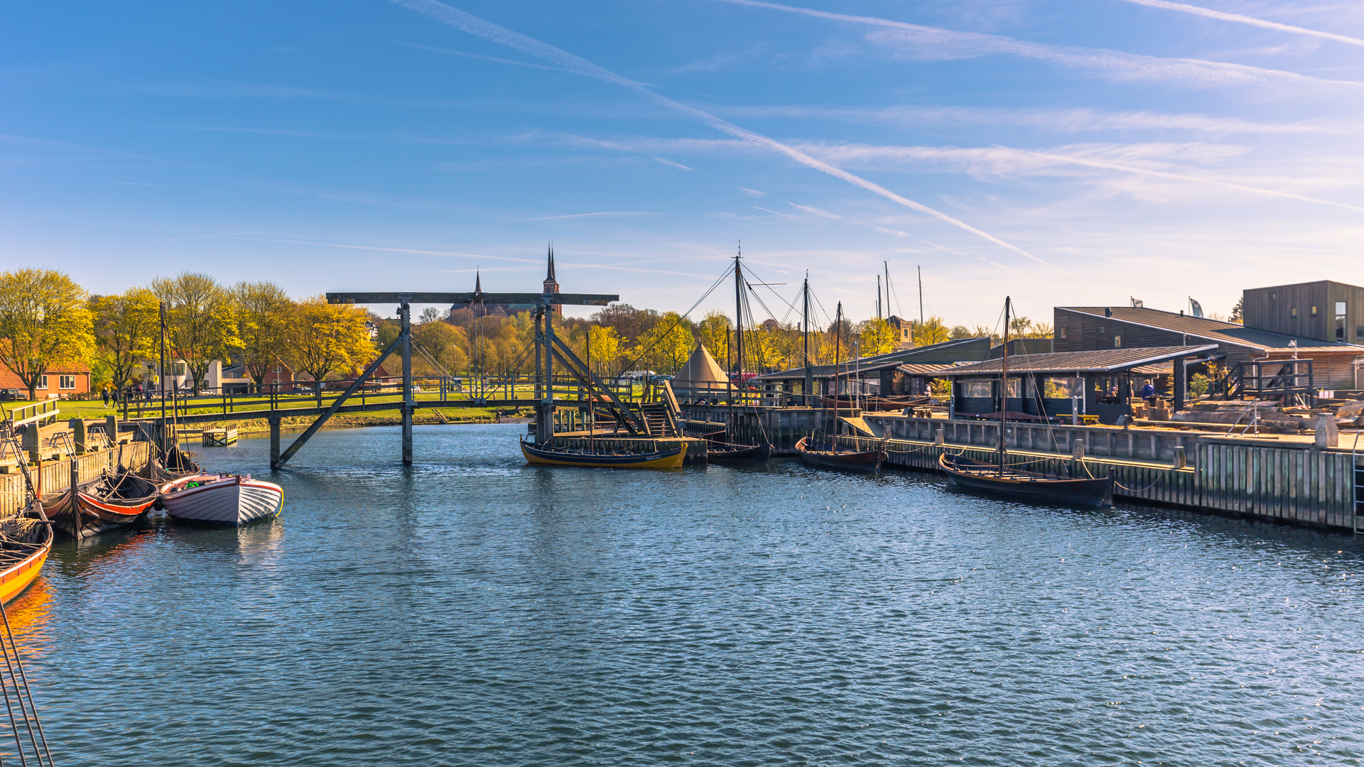 Barcos vikingos en el puerto de Roskilde, Dinamarca