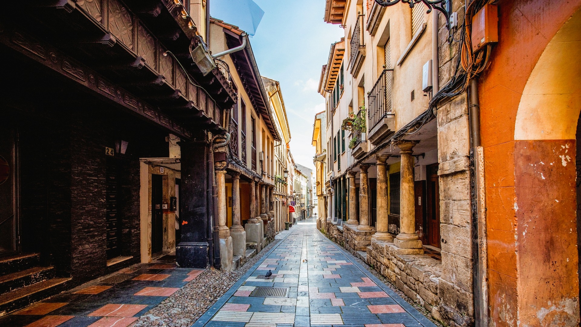 Calle del barrio de Sabugo con soportales históricos en Avilés, Asturias