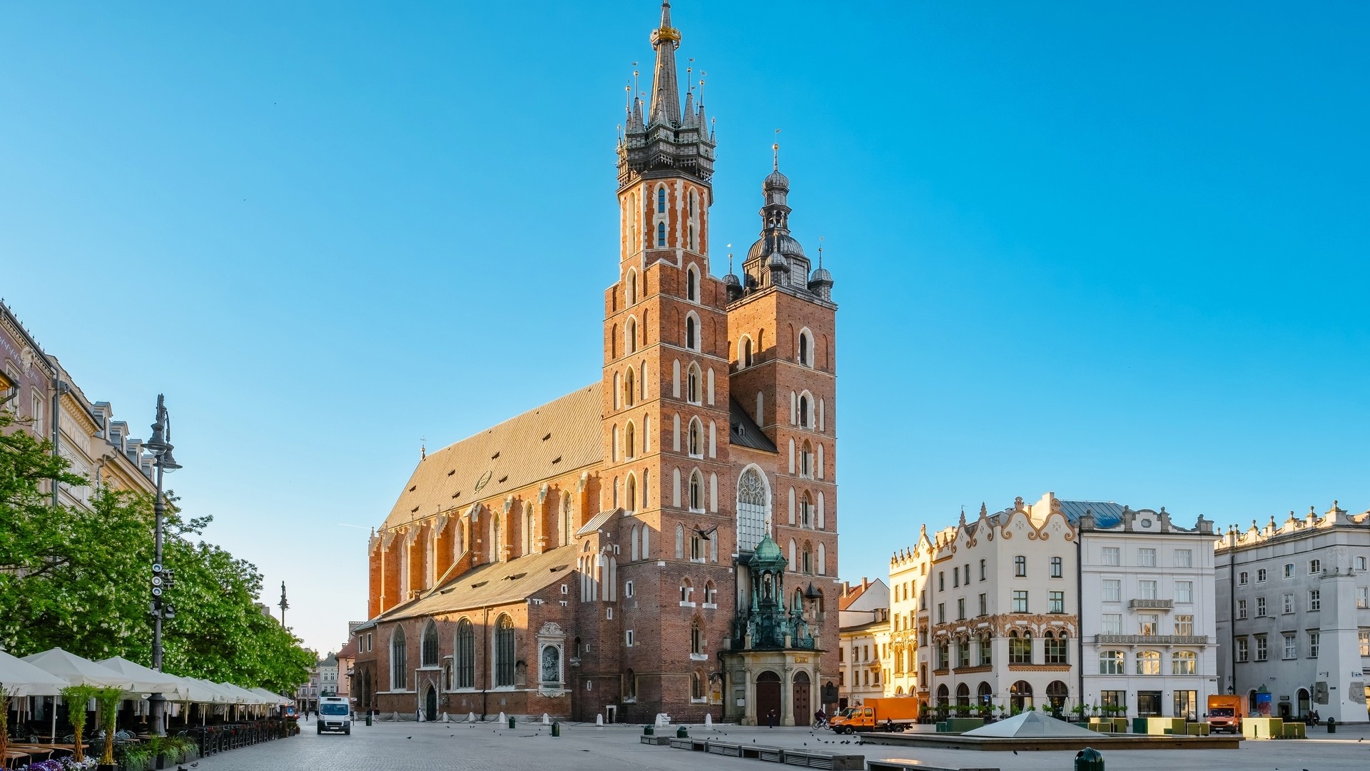 Basílica de Santa María en la Plaza del Mercado Principal de Cracovia, Polonia