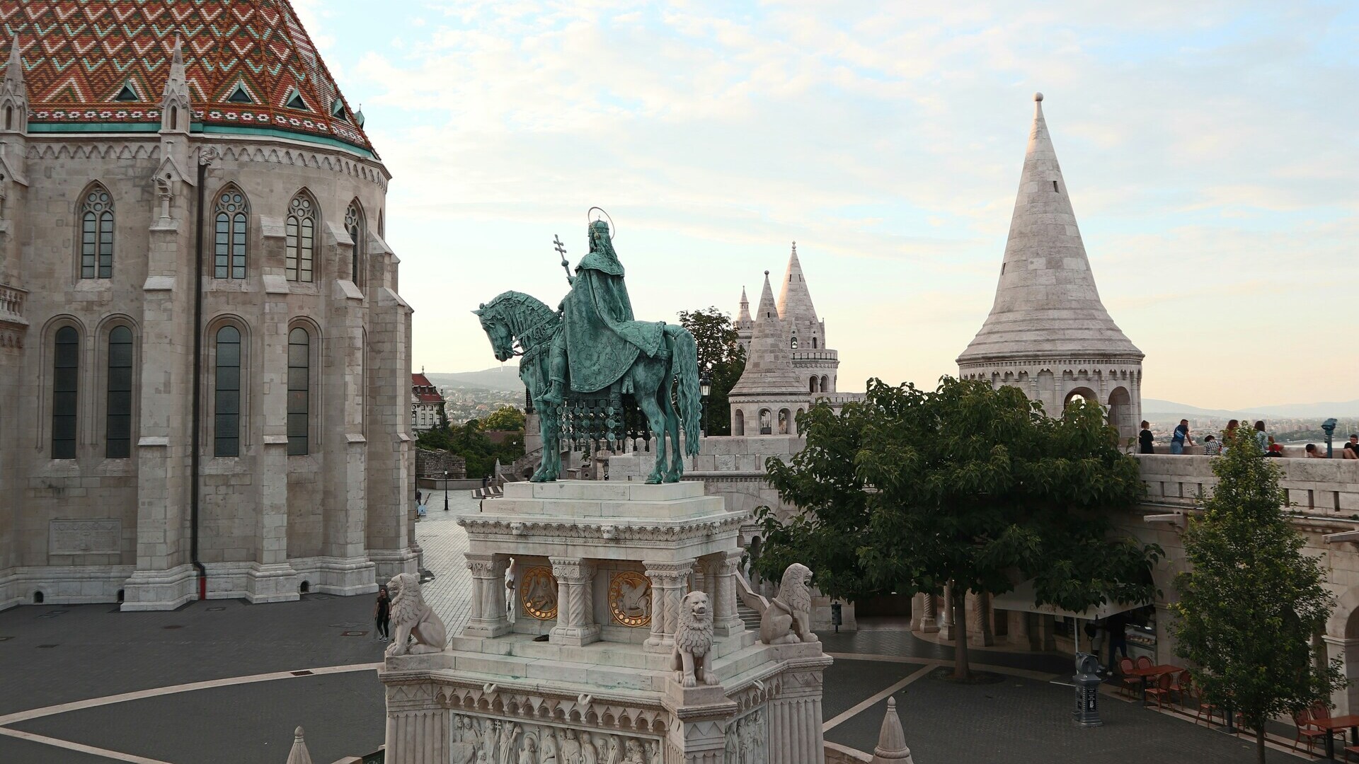 Estatua del Bastión de los Pescadores en Budapest con la Iglesia de Matías.
