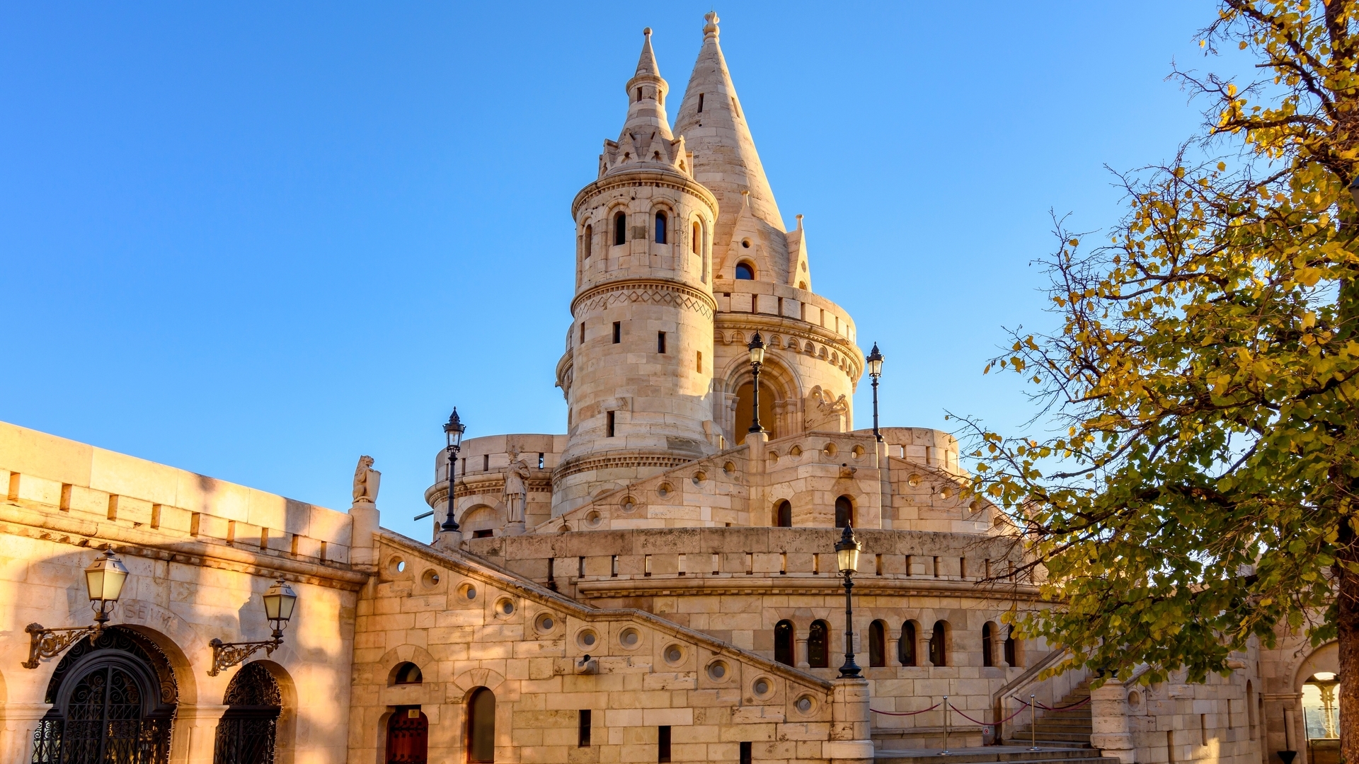 Una de las torres cónicas del Bastión de los Pescadores en la Colina de Buda.