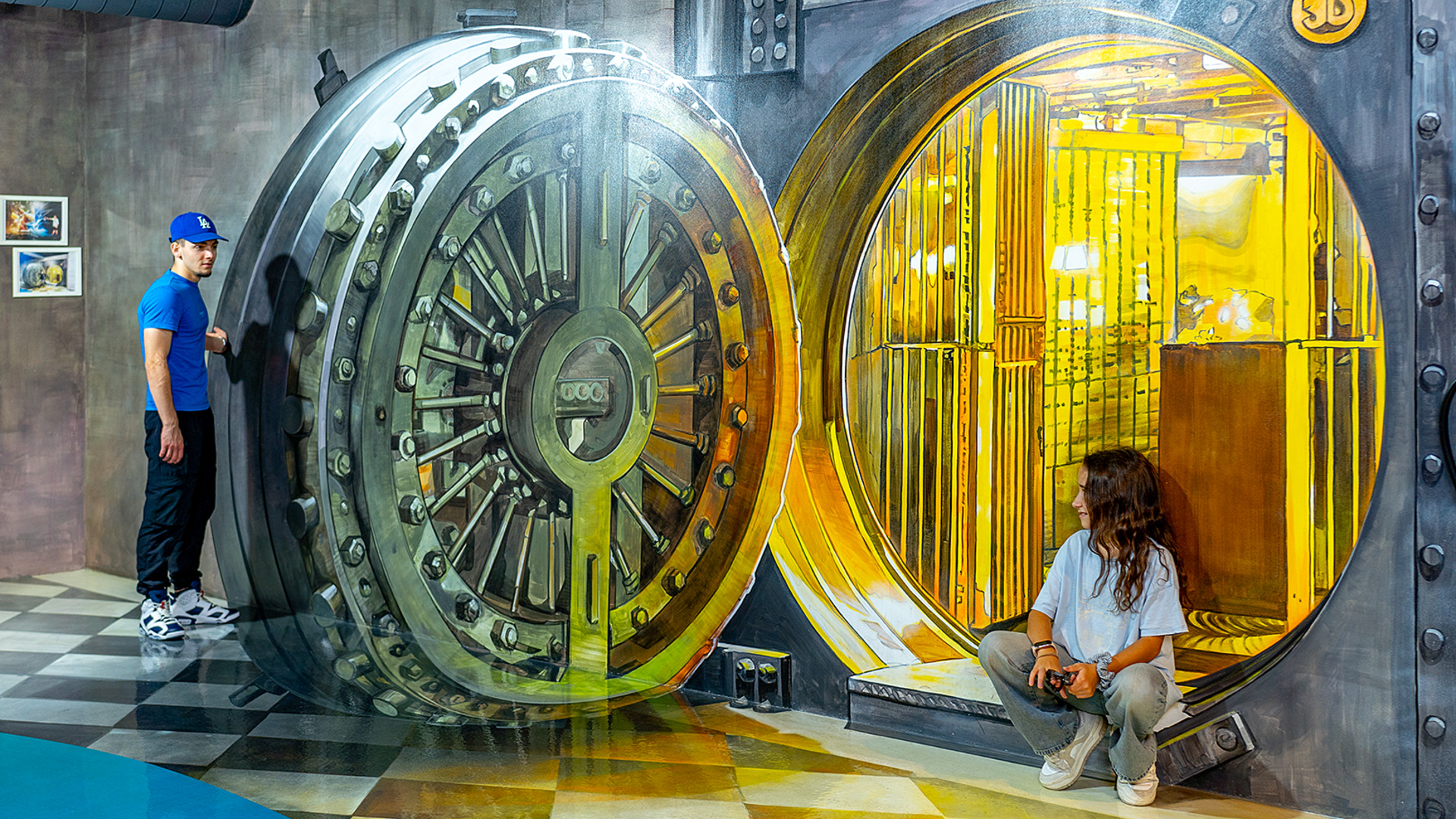 Personas en ilusión de caja fuerte gigante en Museum of Illusions Barcelona