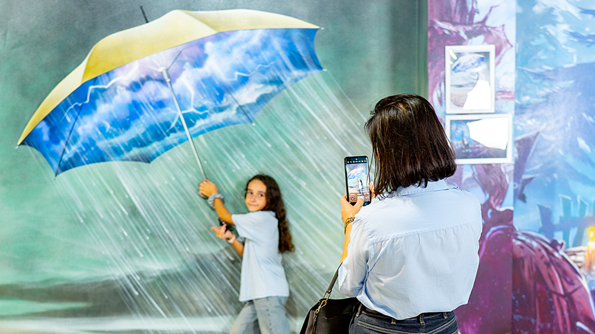 Niña posando con paraguas en pintura 3D en Museum of Illusions Barcelona