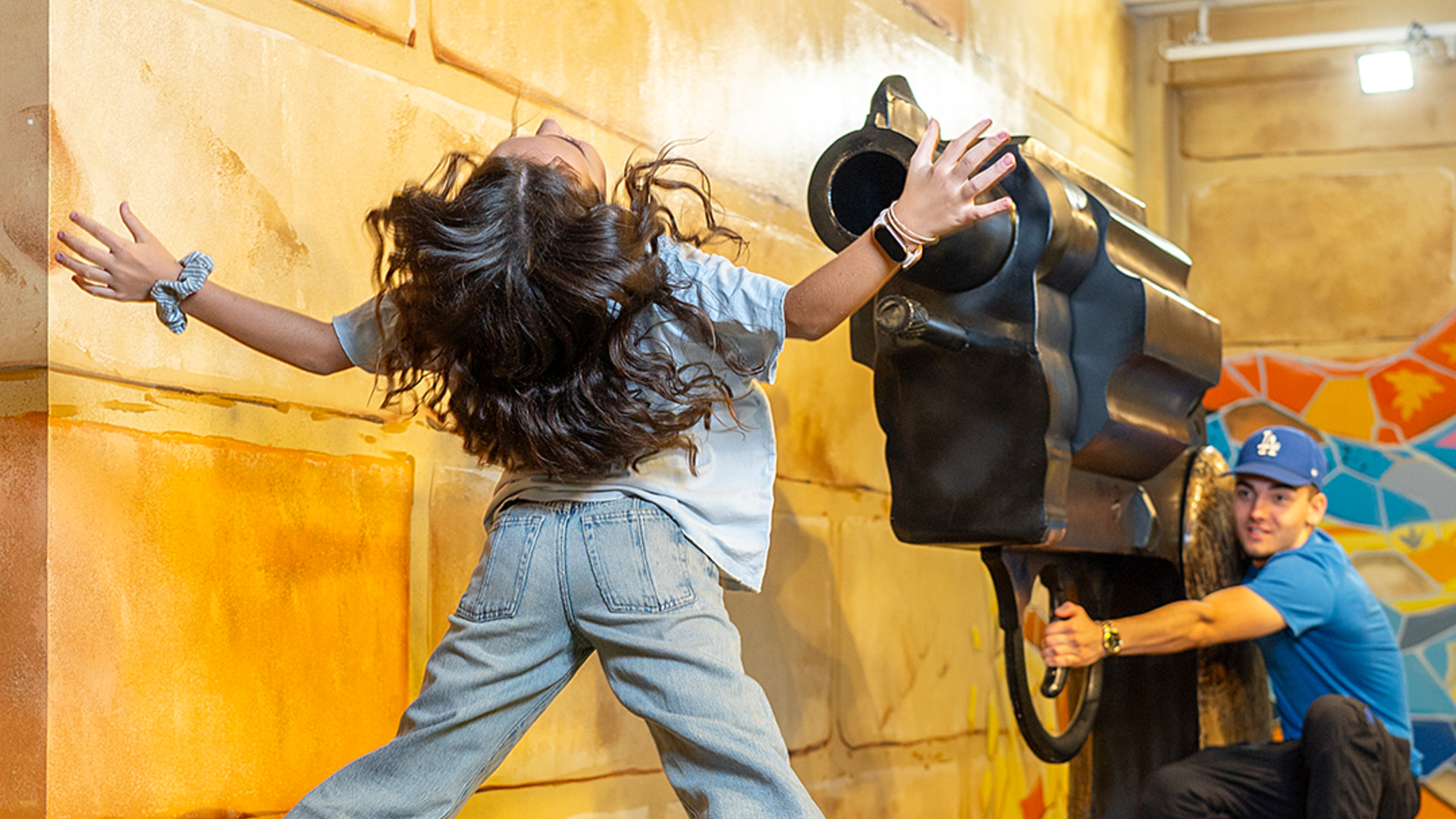 Persona posando en una ilusión óptica de salón inverso en Big Fun Museum Barcelona