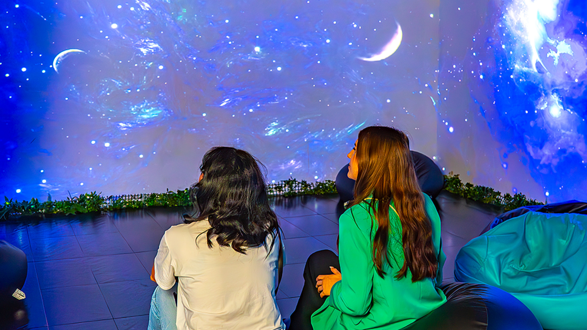 Visitantes ante proyección inmersiva del espacio en Big Fun Museum Barcelona