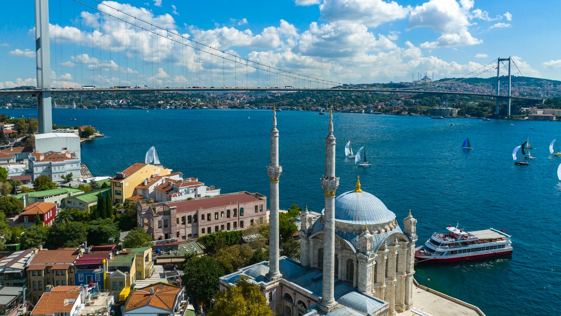 Vista del Bósforo en Beşiktaş con la mezquita de Ortaköy y el puente colgante de Estambul, Turquía