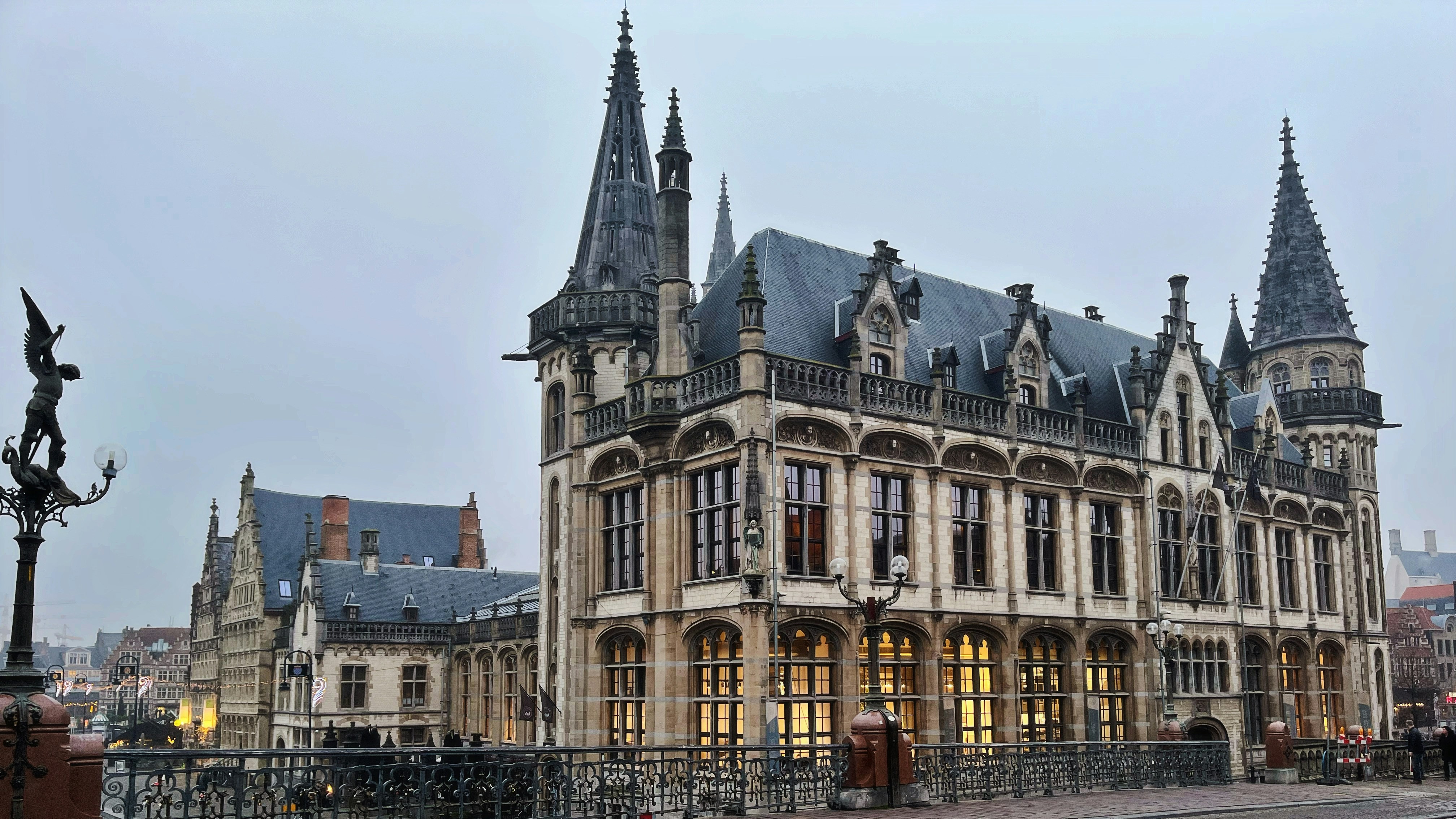 Arquitectura gótica de la antigua oficina de correos desde el puente en Gante.