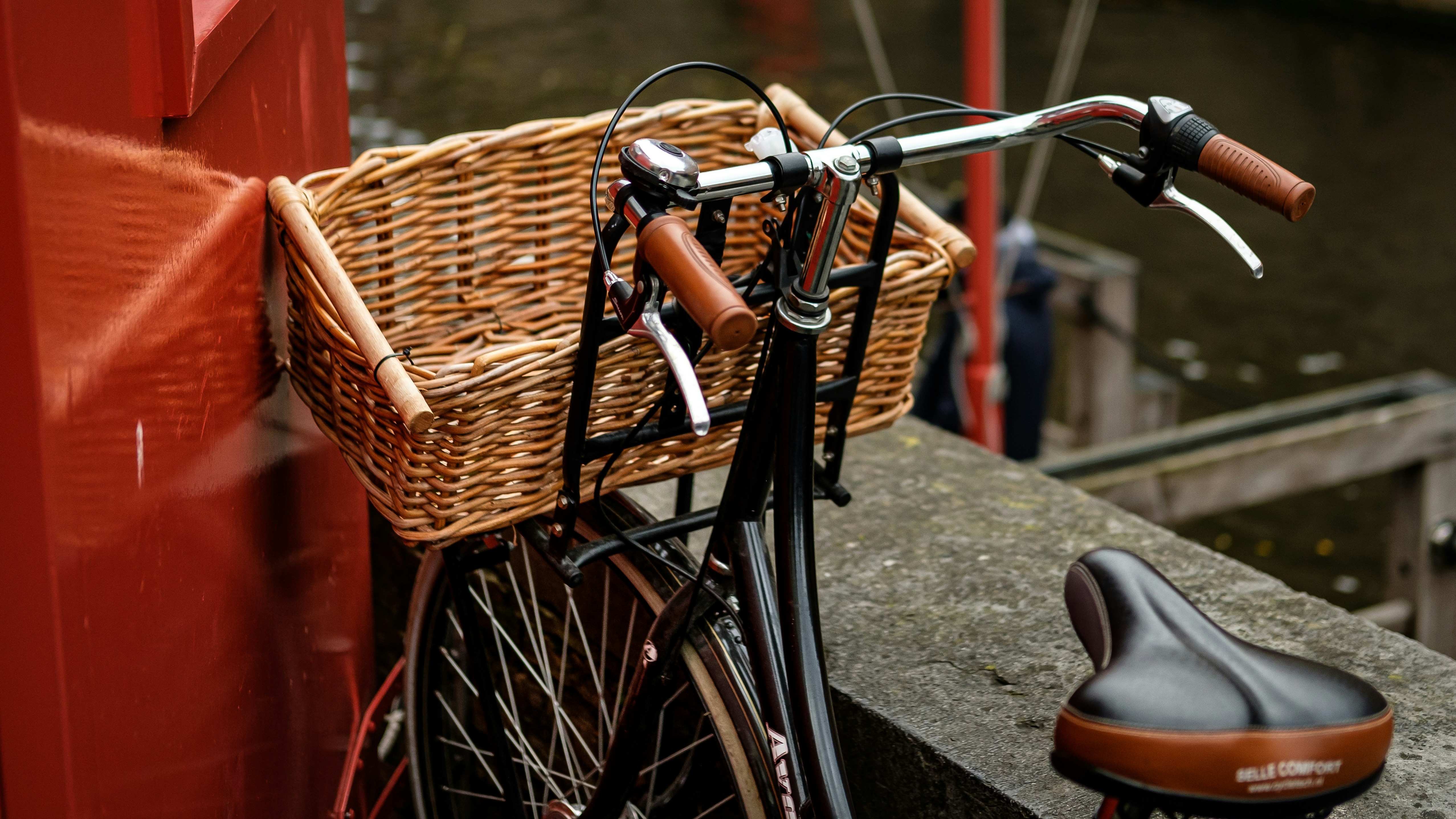Bicicleta clásica aparcada junto a un canal en Brujas