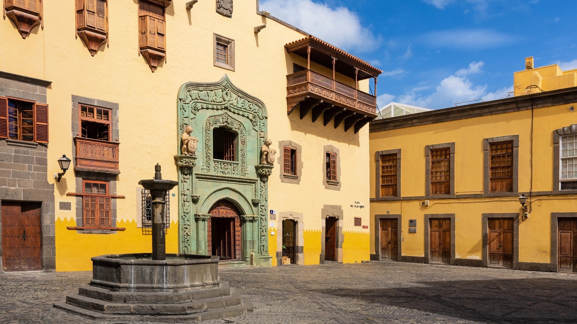 Fachada de la Casa de Colón y fuente en la Plaza del Pilar Nuevo, Las Palmas.