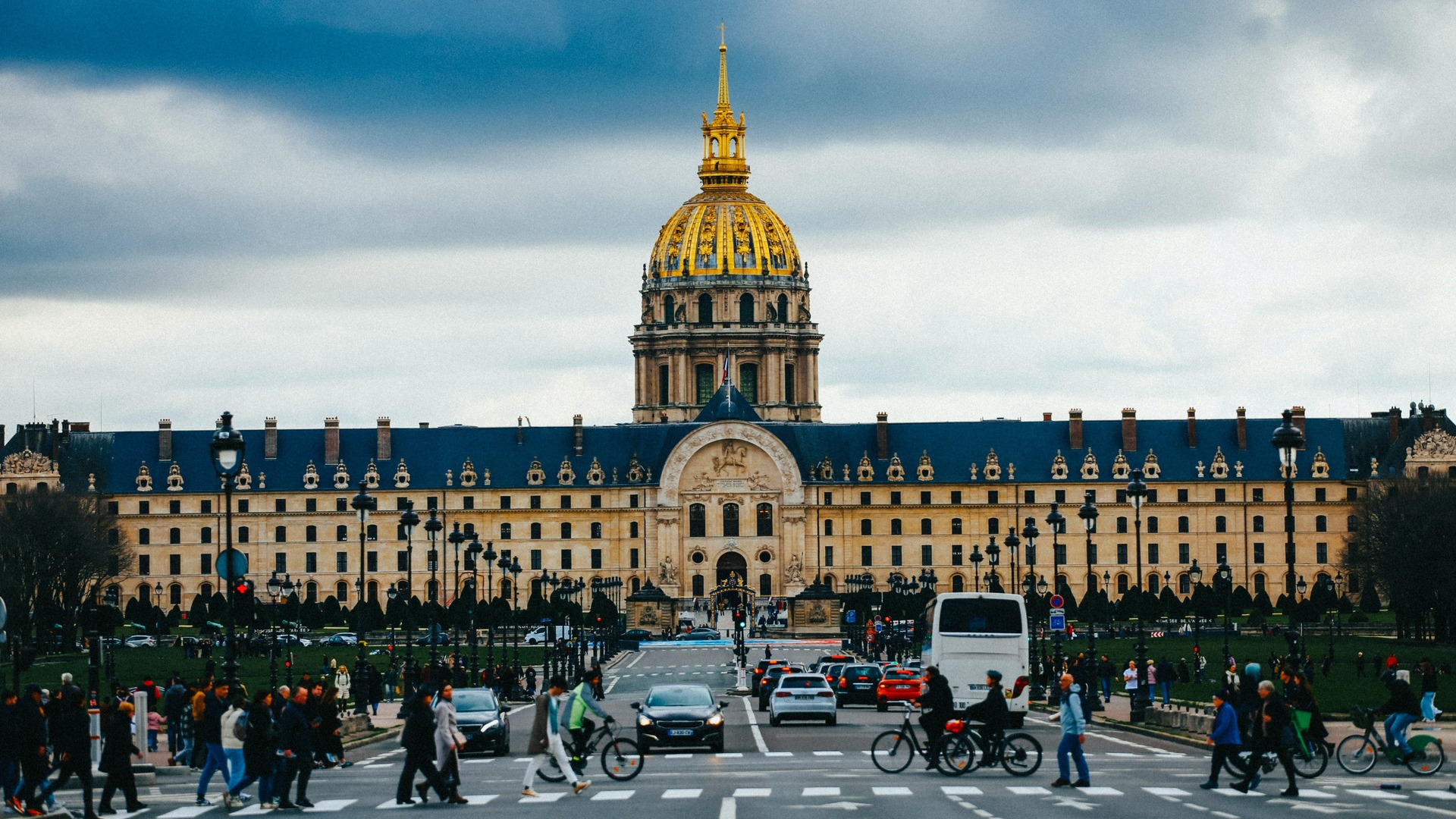 Palacio Nacional de los Inválidos con su cúpula dorada en París.