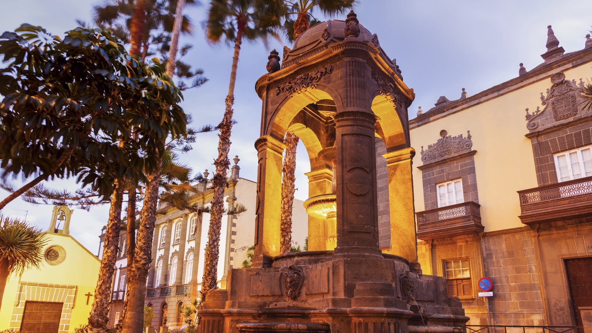Fuente del Espíritu Santo iluminada al atardecer en Vegueta, Las Palmas