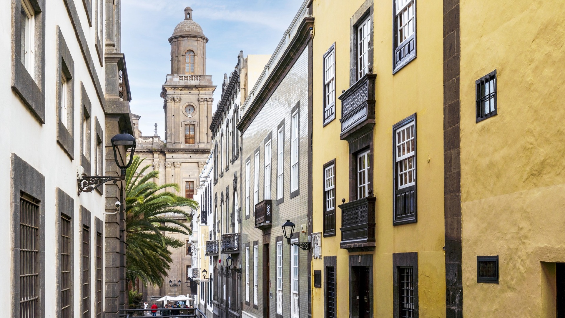 Calle empedrada de Vegueta con vista a la torre de la Catedral, Las Palmas.