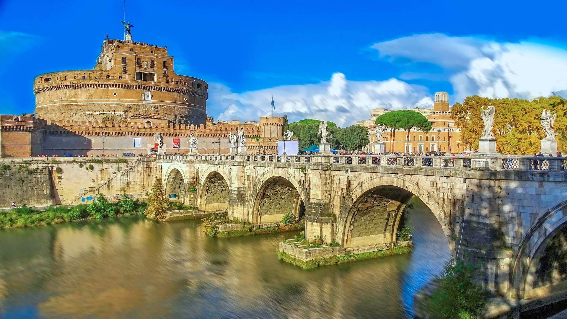 Castillo de Sant'Angelo y puente de los Ángeles sobre el río Tíber en Roma.