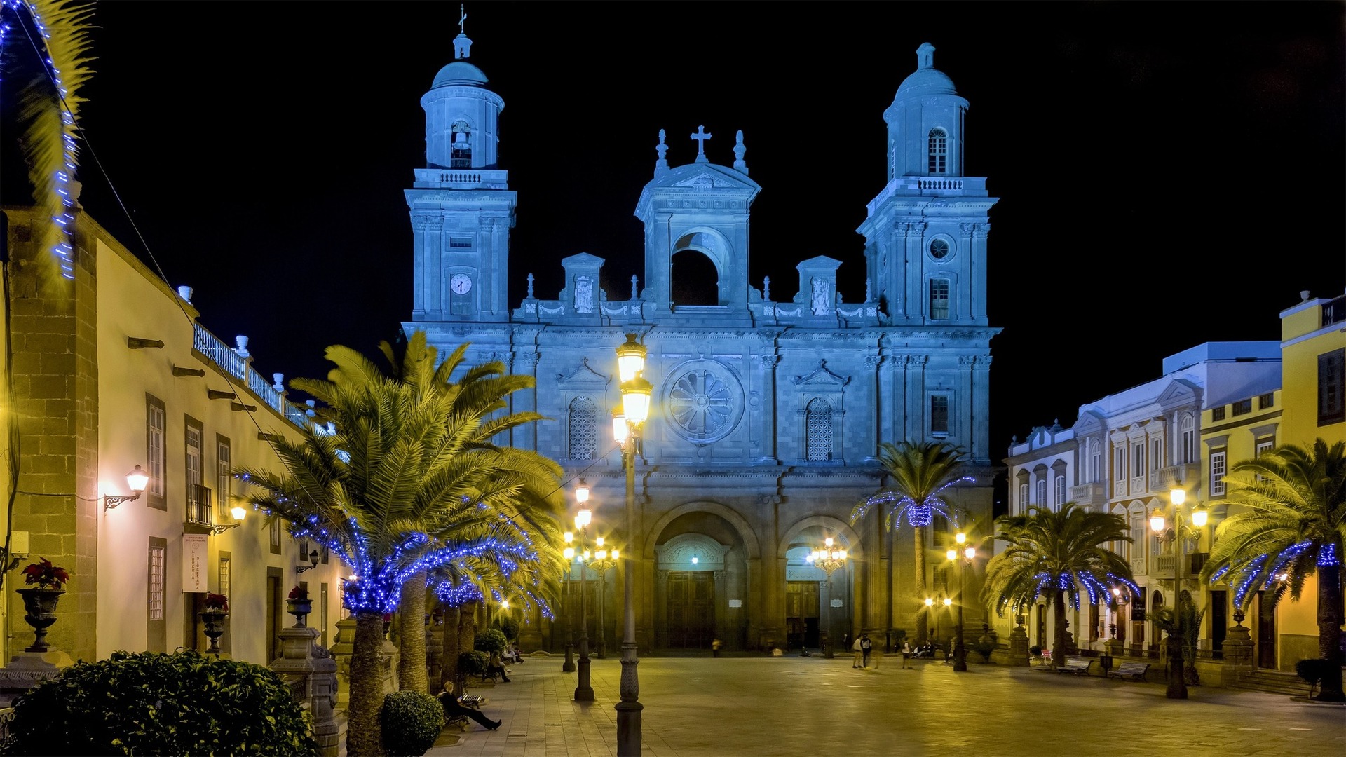 Catedral de Santa Ana iluminada de azul en la Plaza de Santa Ana, Las Palmas.