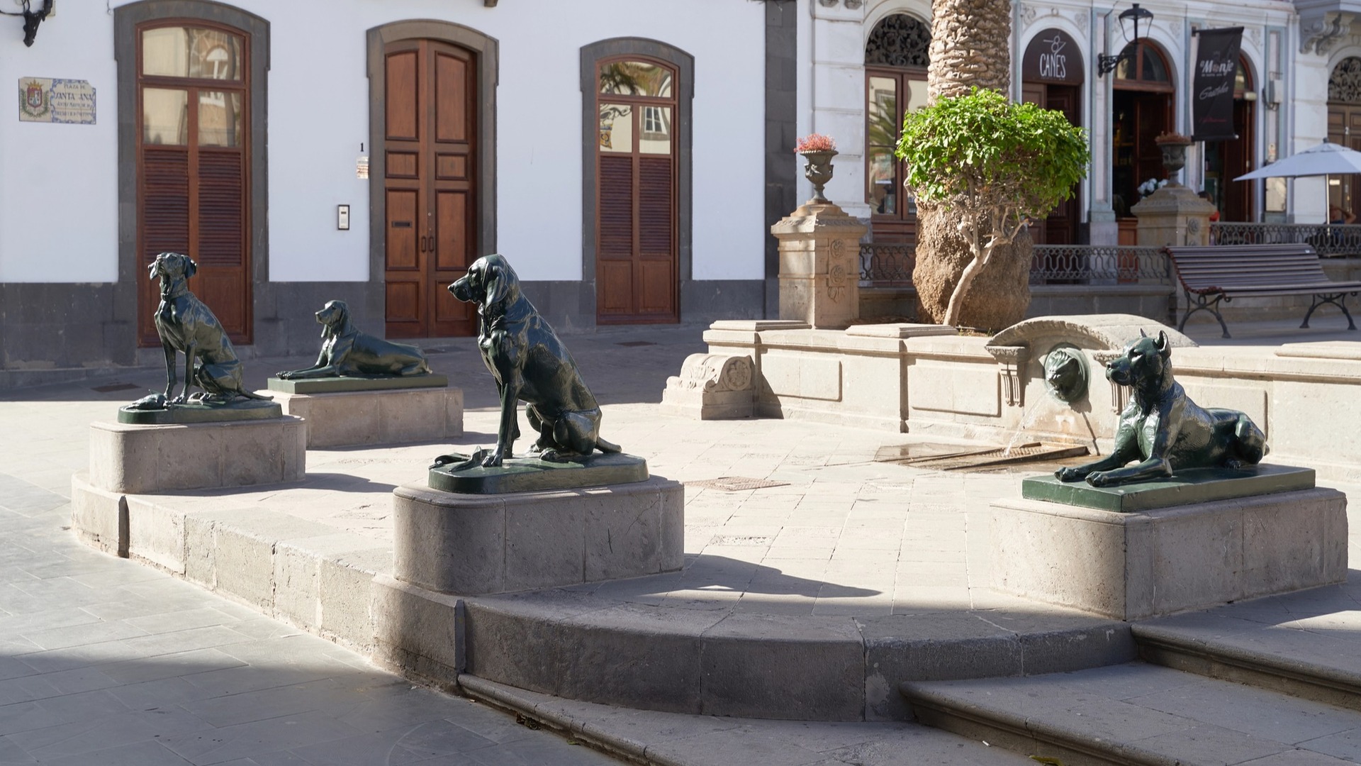 Esculturas de los Perros de Santa Ana en la plaza homónima, Las Palmas.