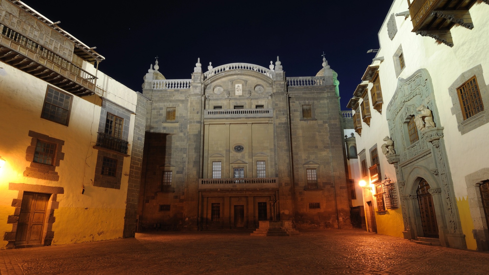 Plaza del Pilar Nuevo de noche con la Casa de Colón, Las Palmas de Gran Canaria.