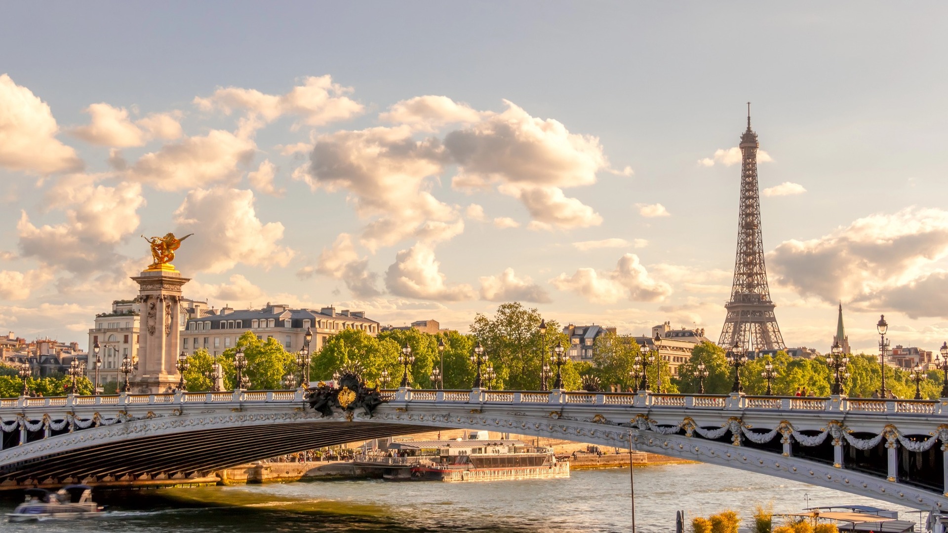 Puente Alejandro III sobre el río Sena con la Torre Eiffel al fondo en París