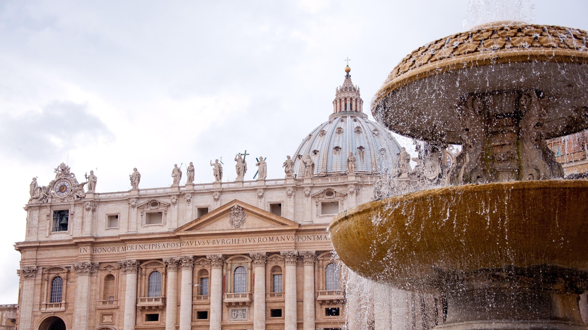 Fuente de la Plaza de San Pedro con la fachada de la Basílica de fondo, Vaticano.