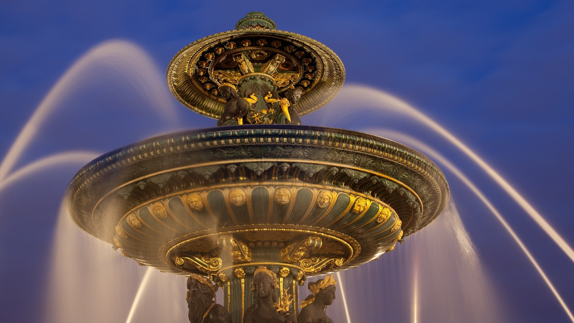 Fuente de los Mares iluminada en la Plaza de la Concordia.
