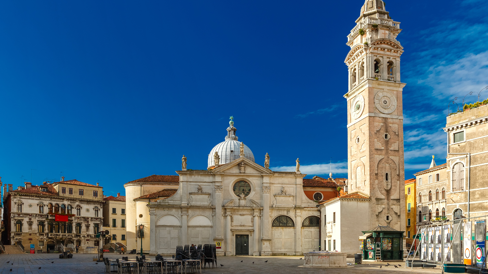 Fachada norte de la Iglesia Santa Maria Formosa en Venecia