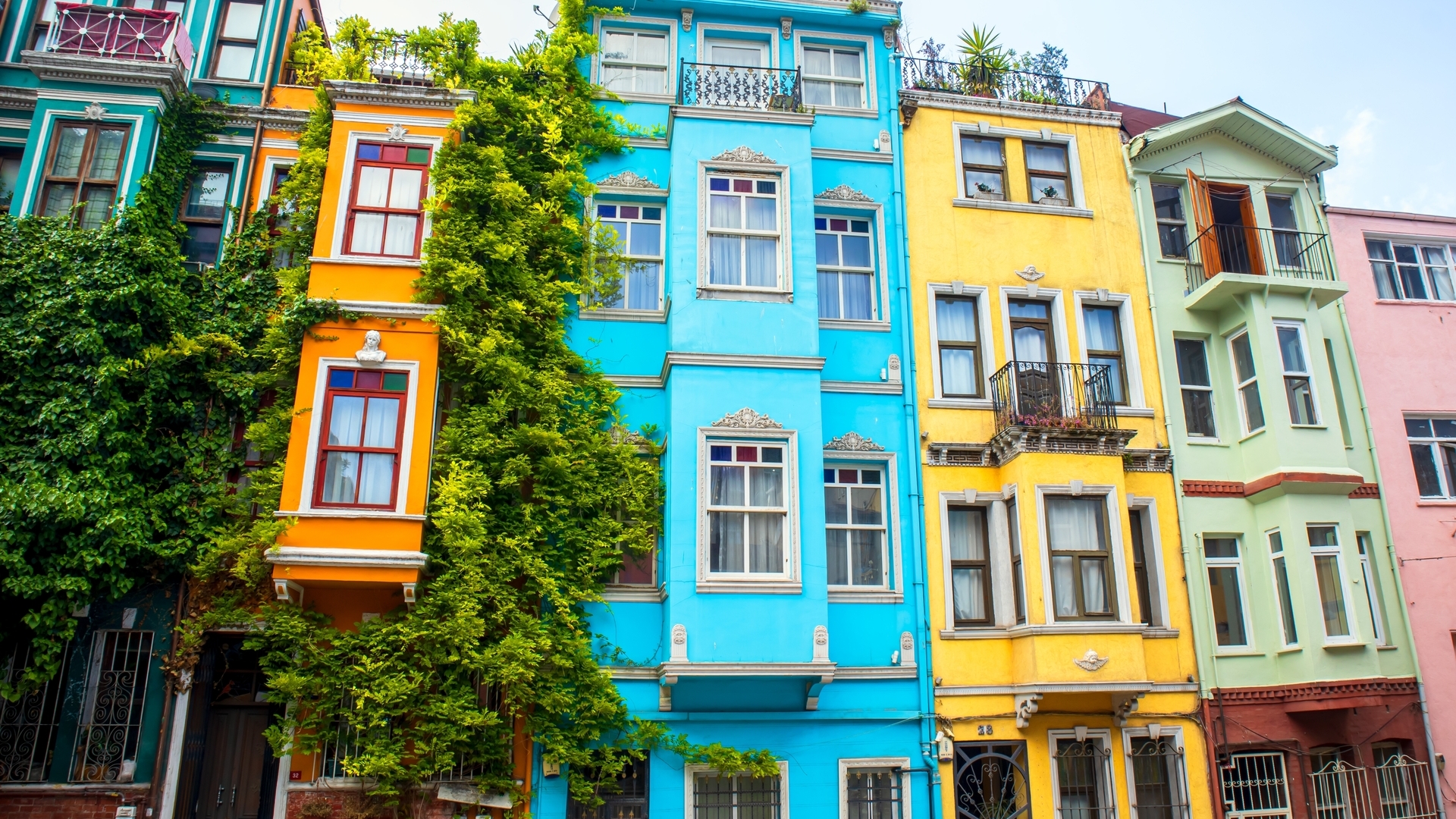 Casas históricas de colores en el barrio de Balat, Estambul, Turquía