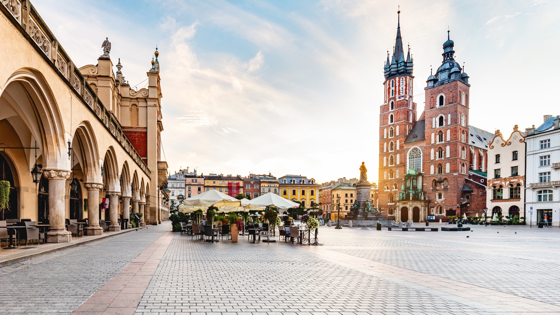 Plaza del casco antiguo con la Basílica de Santa María en Cracovia, Polonia