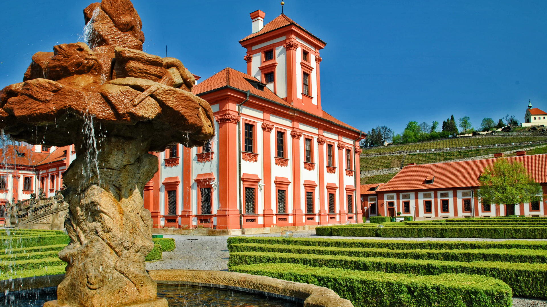 Jardines y fachada del Palacio de Troja en Praga, República Checa