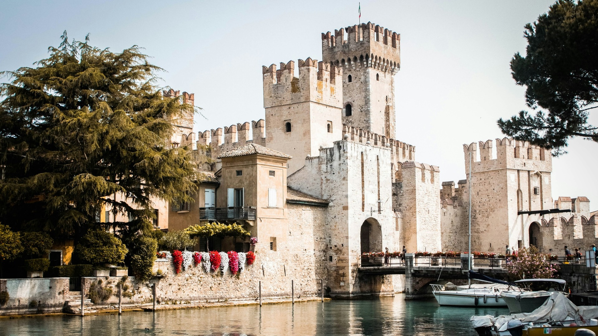 Entrada del castillo Scaligero junto al canal en Sirmione, Lago de Garda, Italia