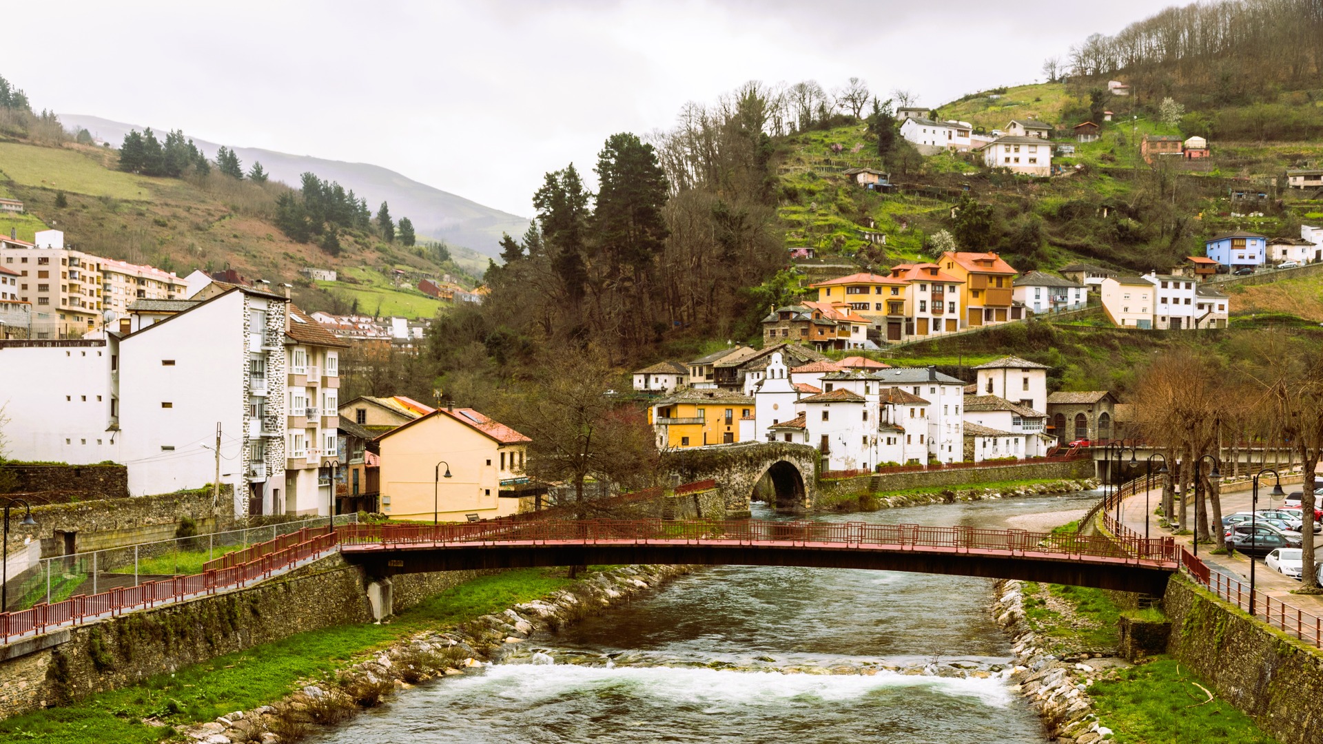 Puente colgante sobre el río Narcea en Cangas del Narcea, Asturias, España