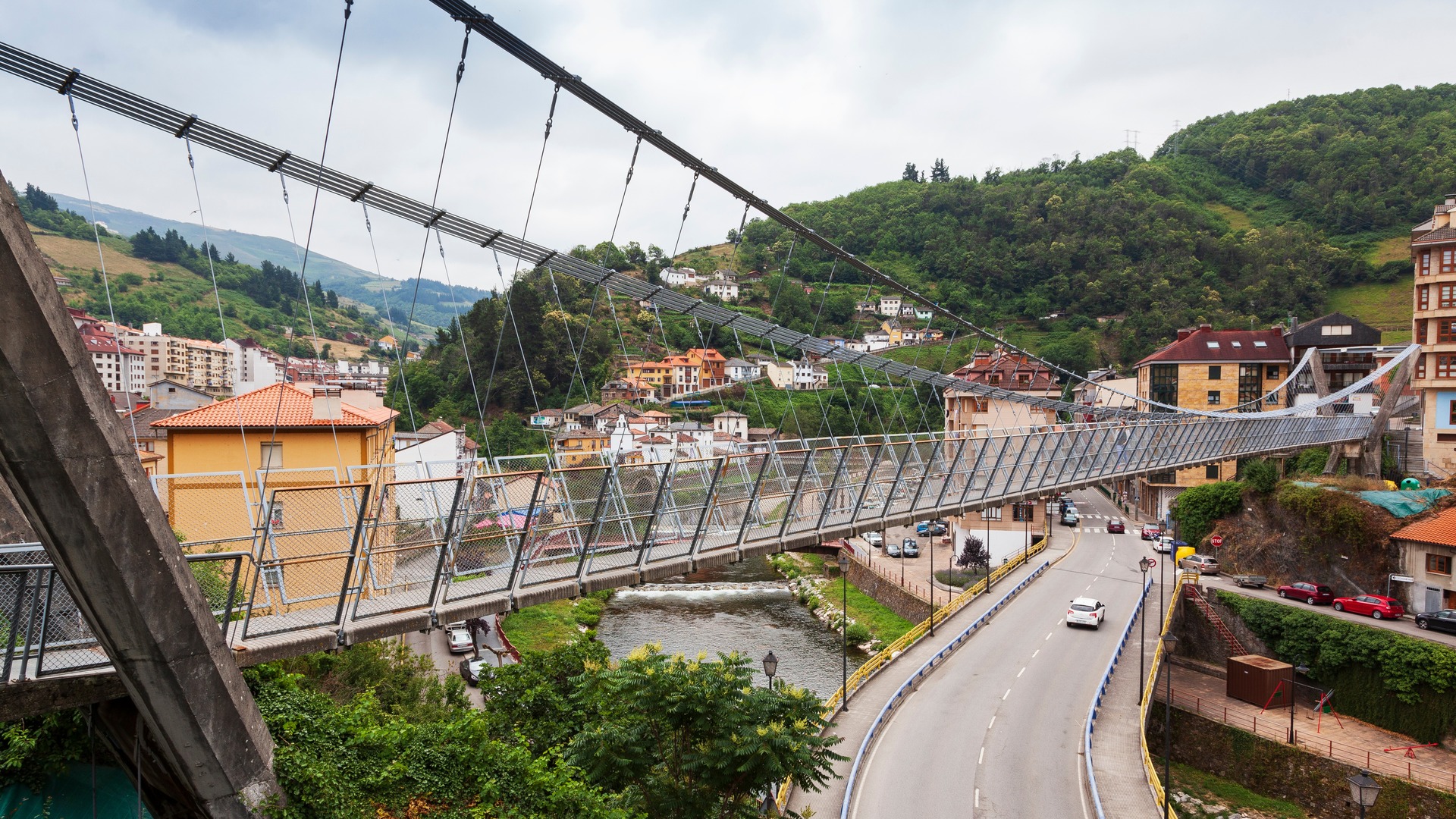 Puente colgante peatonal sobre el río Narcea en Cangas del Narcea, Asturias.