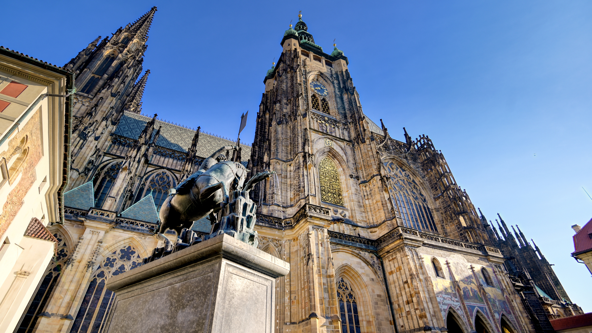 Estatua frente a la gótica Catedral de San Vito en el Castillo de Praga.