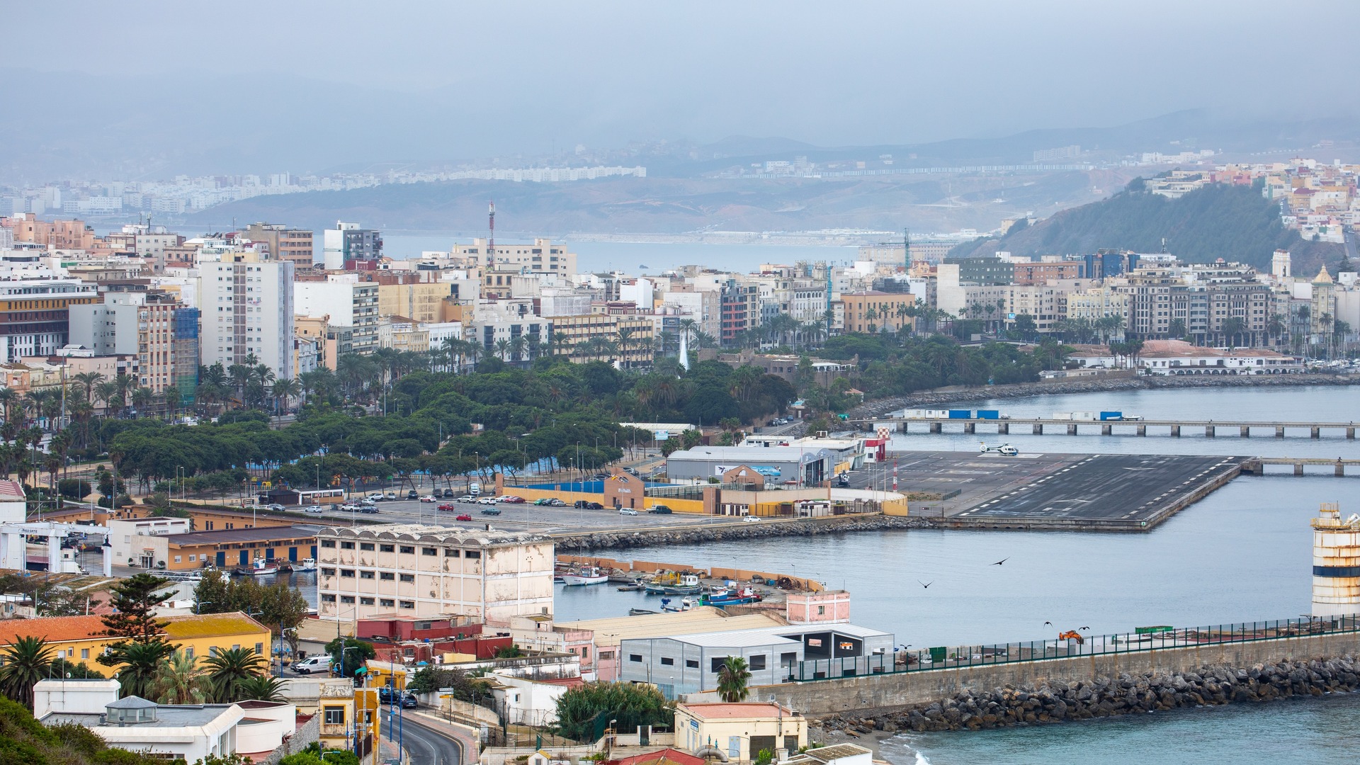 Vista del puerto y zona urbana de Ceuta junto al mar Mediterráneo