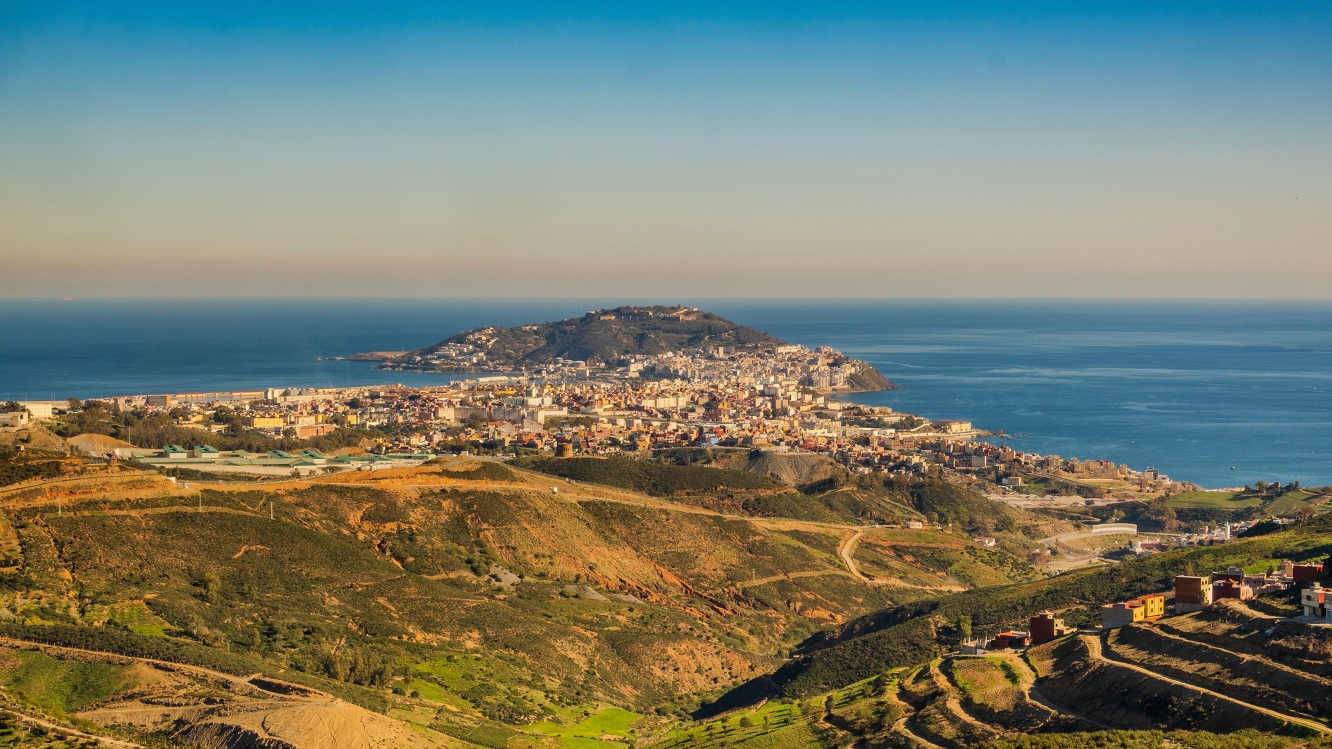 Vista panorámica de la ciudad de Ceuta junto al mar Mediterráneo