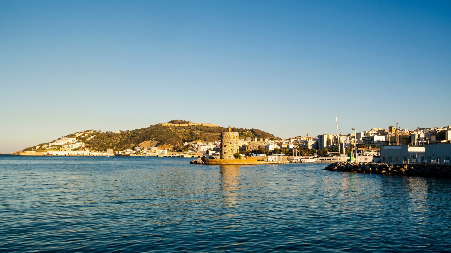 Puerto de Ceuta con torre del Desnarigado al atardecer
