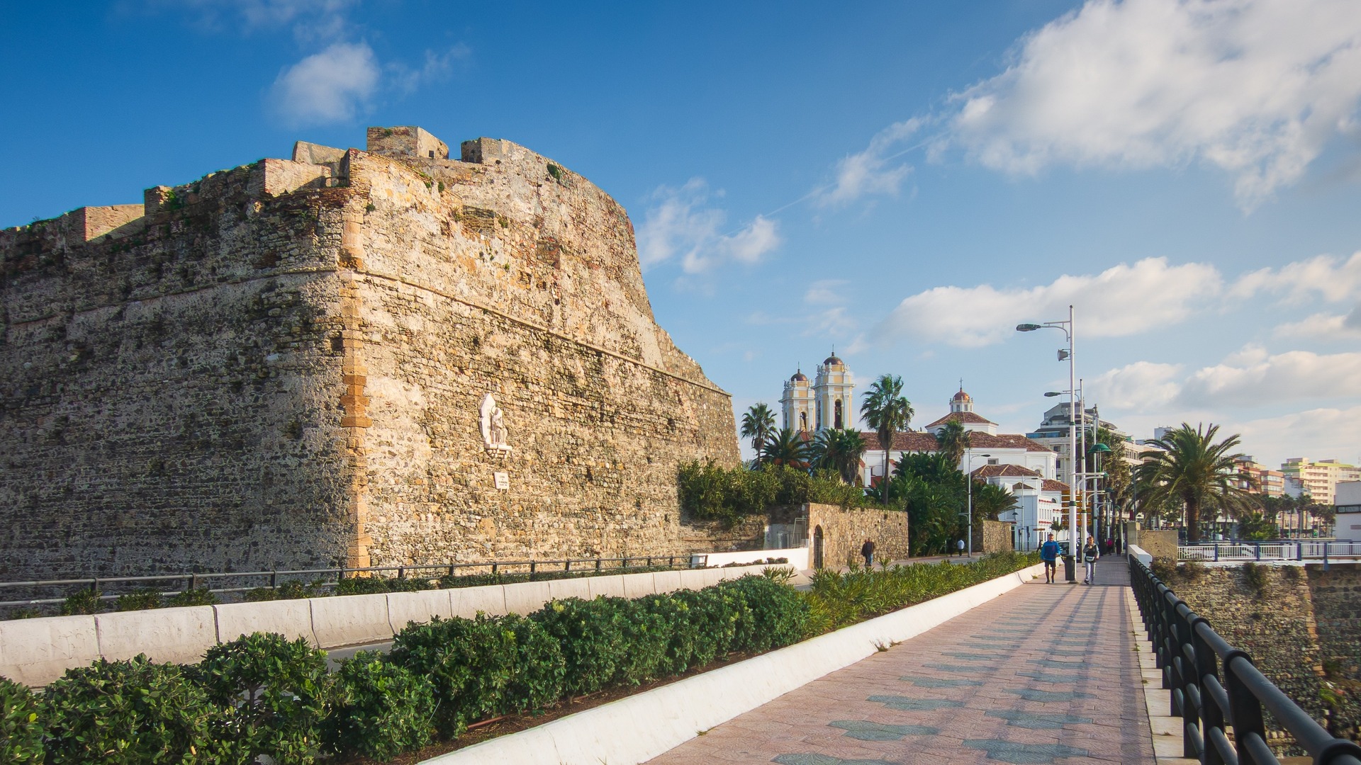 Murallas Reales de Ceuta junto al paseo marítimo y la catedral