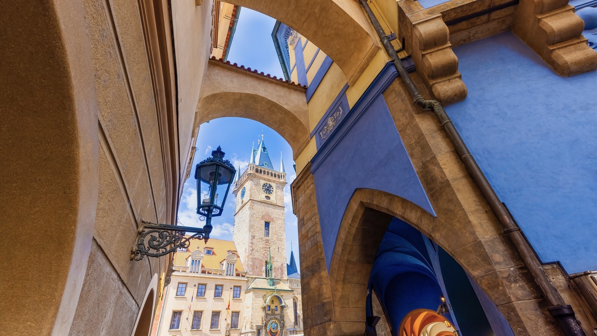 Vista del Reloj Astronómico de Praga en la Ciudad Vieja desde un arco
