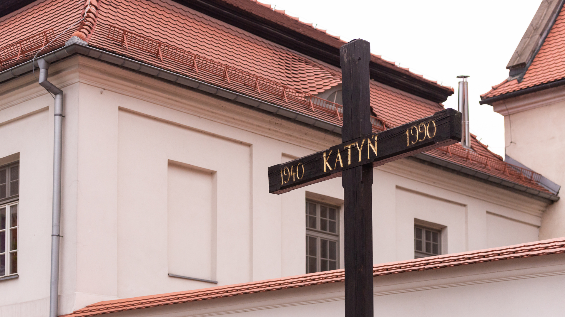 Cruz memorial de Katyn en la plaza dedicada a las víctimas polacas en Cracovia