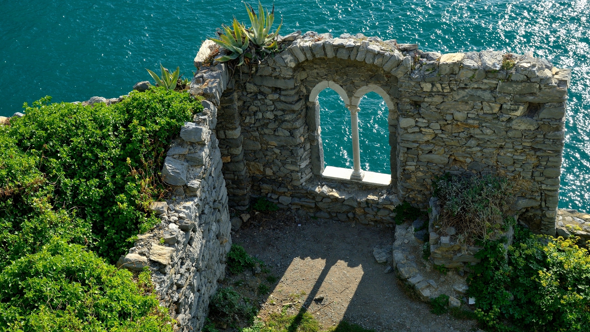 Ruinas junto al mar en la Cueva de Lord Byron de Portovenere, Liguria