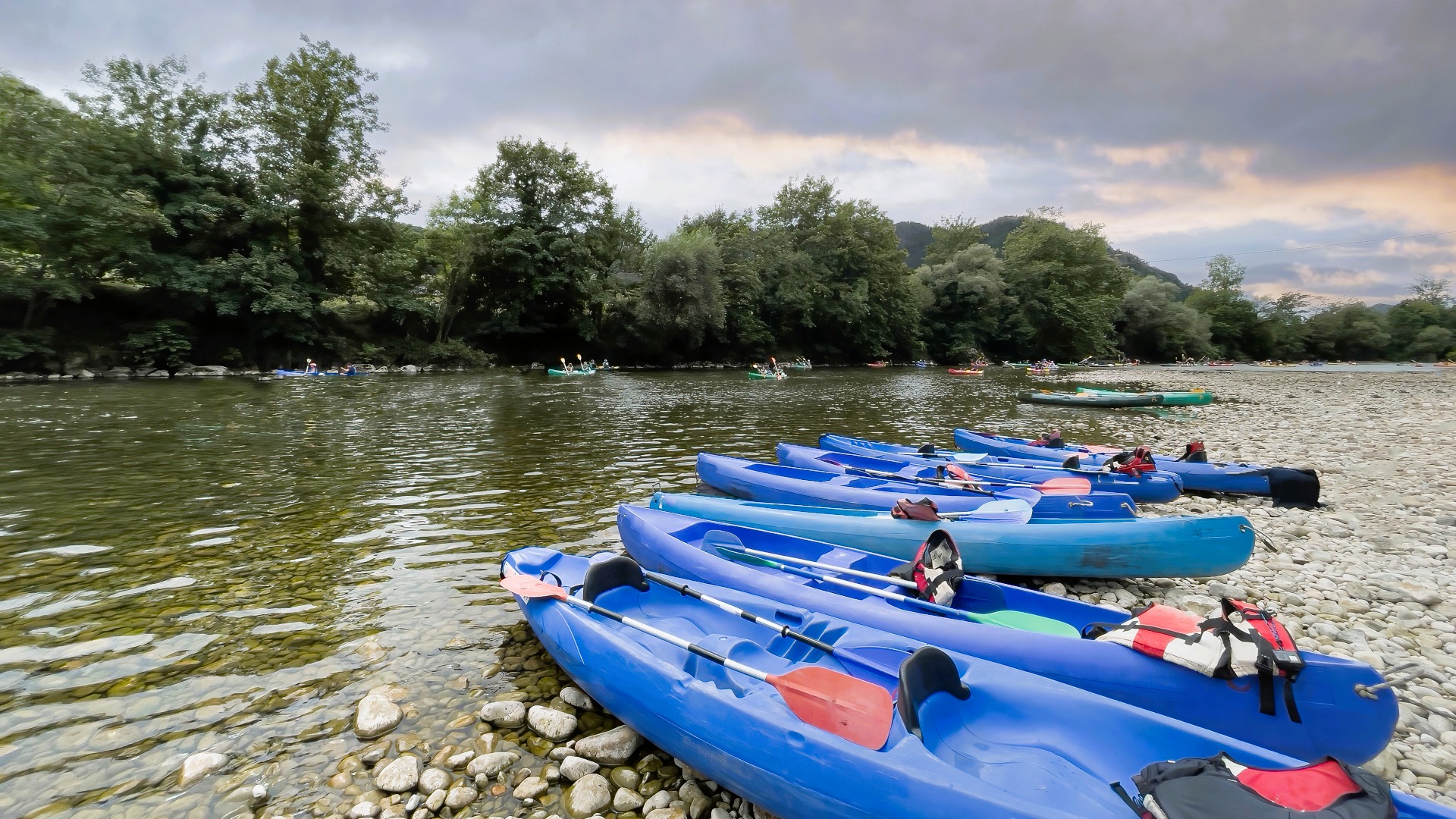 Canoas en el río Sella para el Descenso en Asturias, rodeadas de naturaleza.