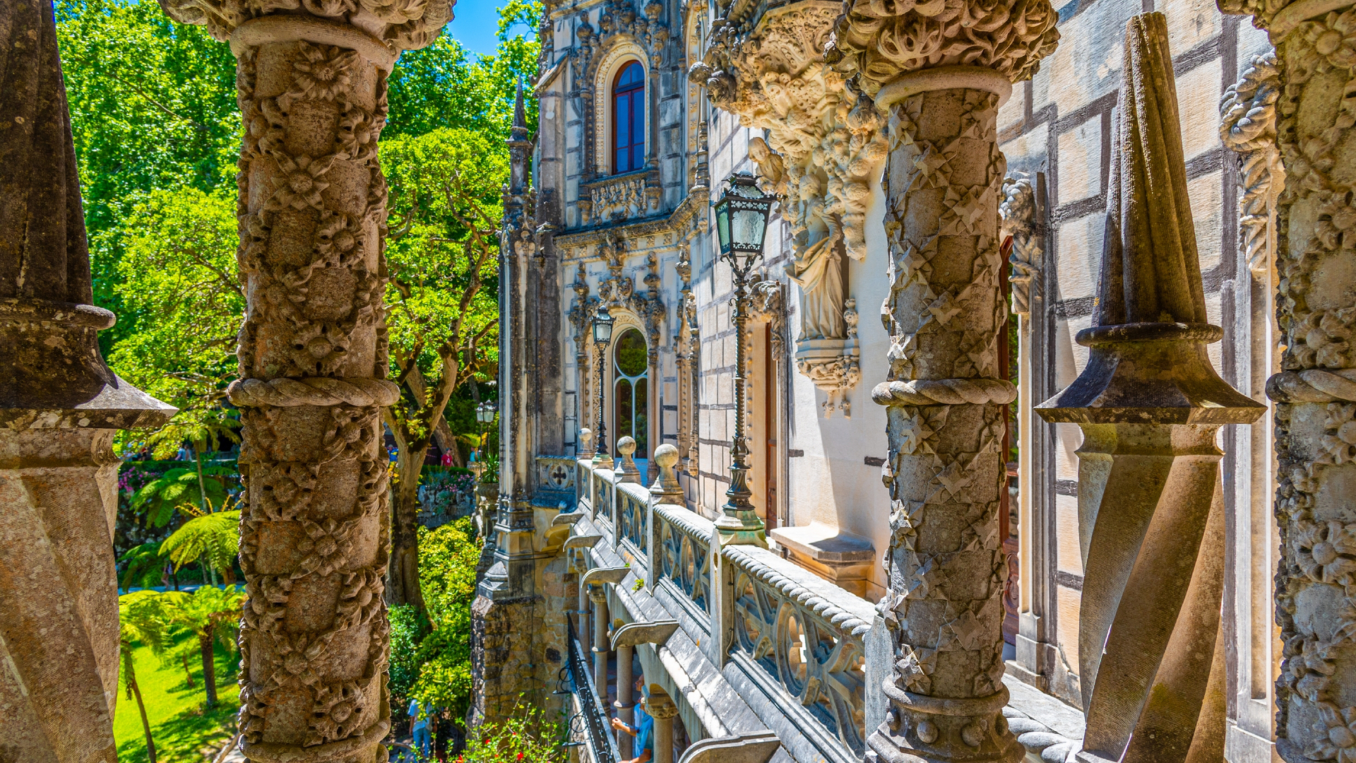 Detalle de la arquitectura decorada y balcones de la Quinta da Regaleira