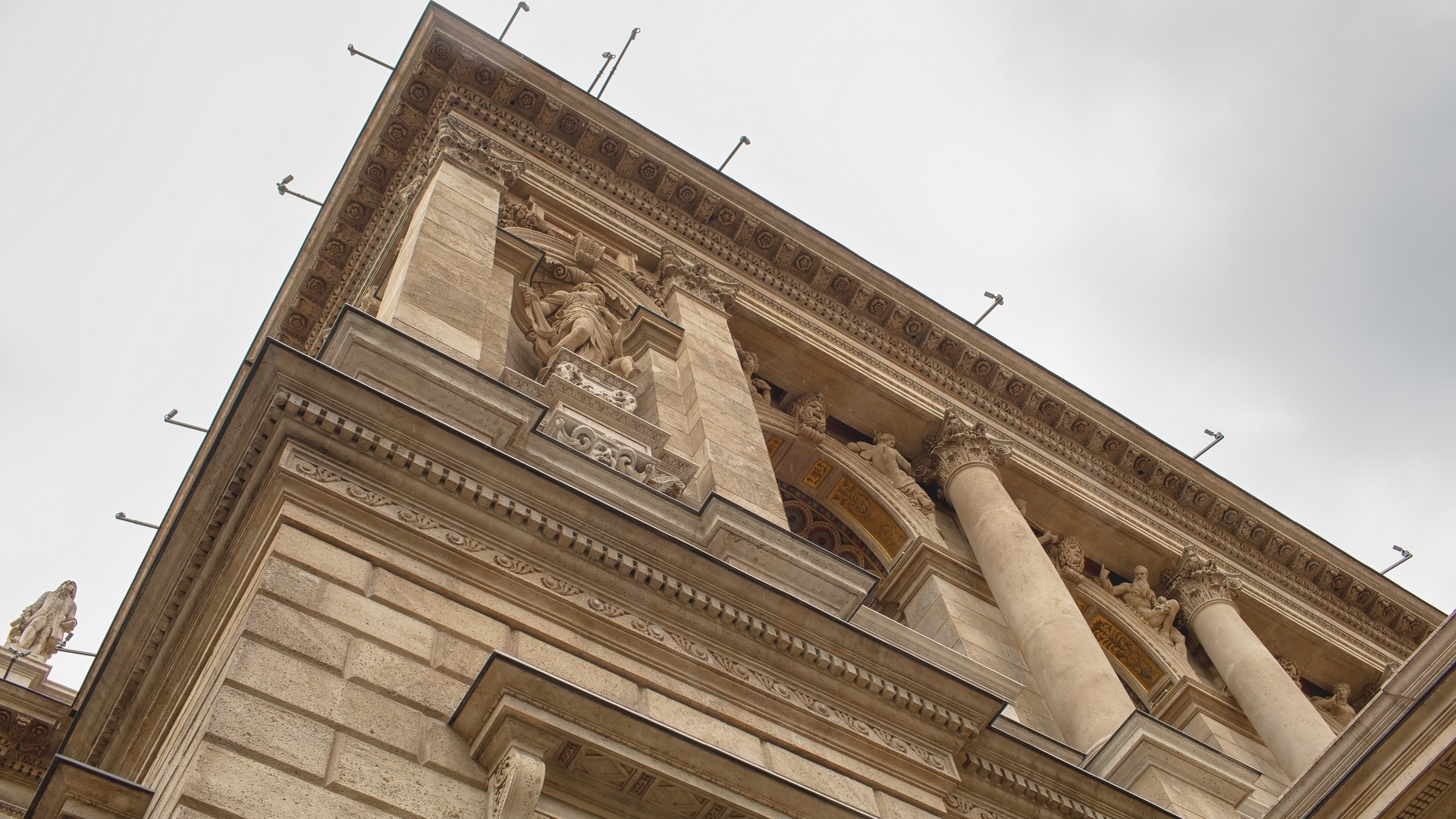Detalle de la fachada y esculturas de la Ópera de Budapest, en Hungría.